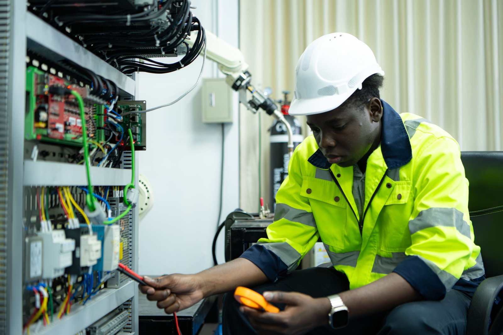 portrait-technician-working-with-digital-multimeter-test-electrical-system (1)